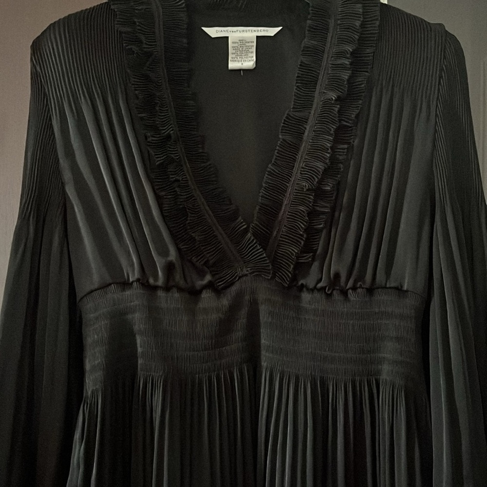 Diane Von Furstenberg blouse sz 8 black ruffle dressy